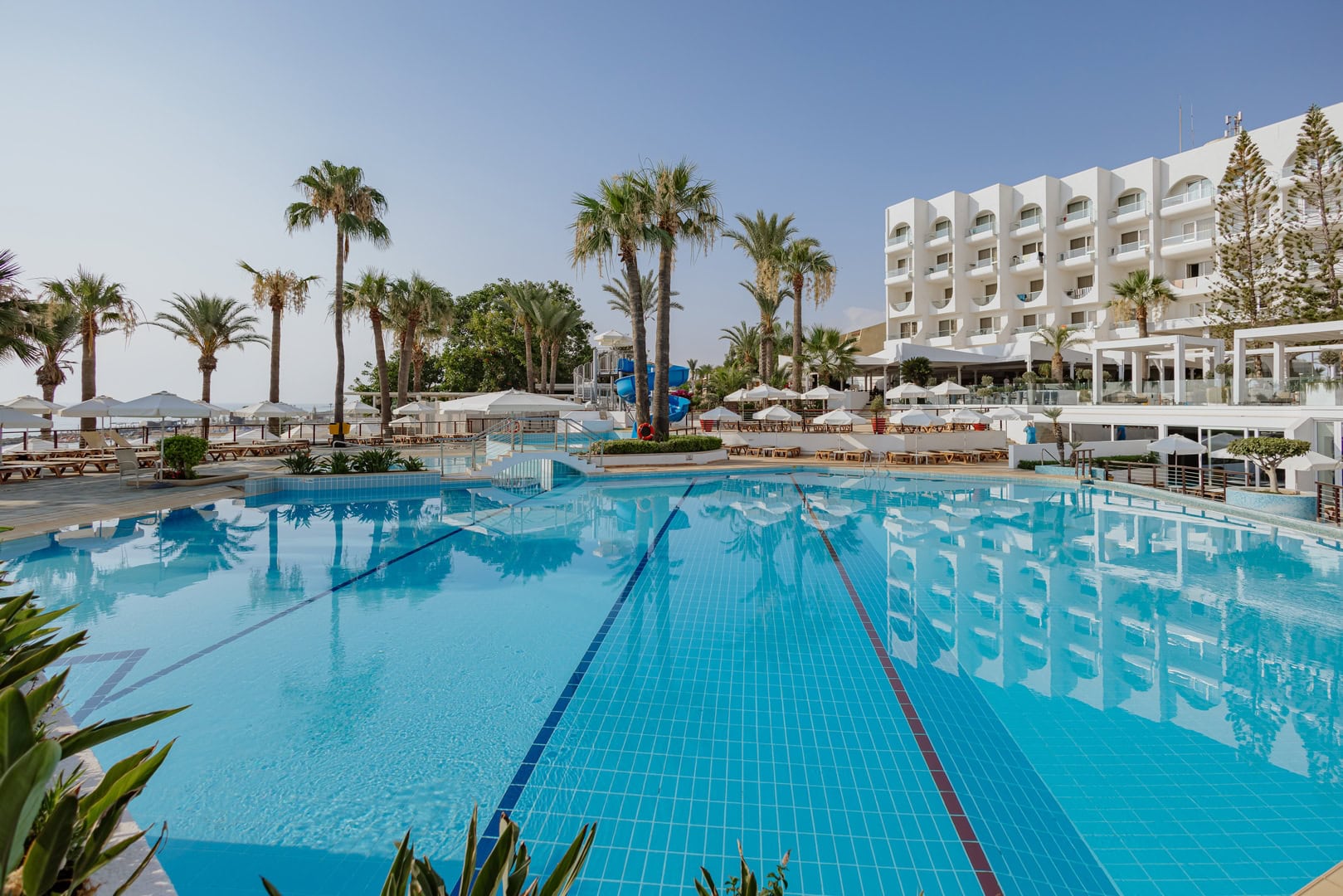 The Golden Coast Beach Hotel – Zwembad met palmen, Protaras