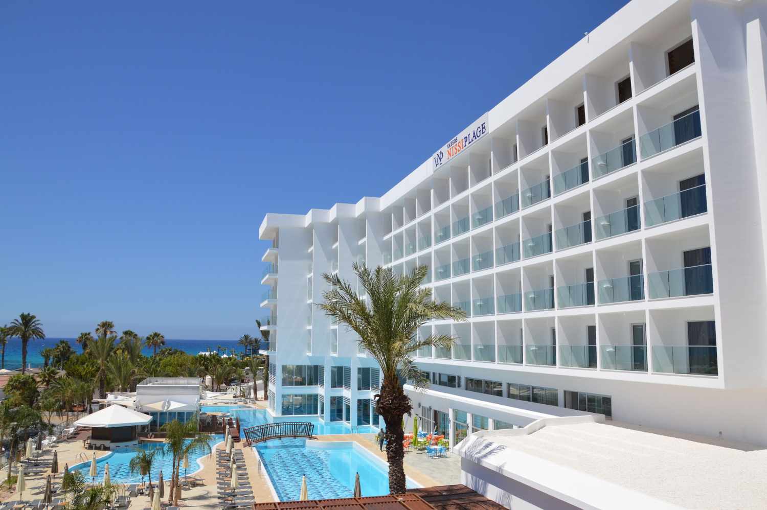 Vassos Nissi Plage Hotel – Hotelgevel met zwembad, Ayia Napa