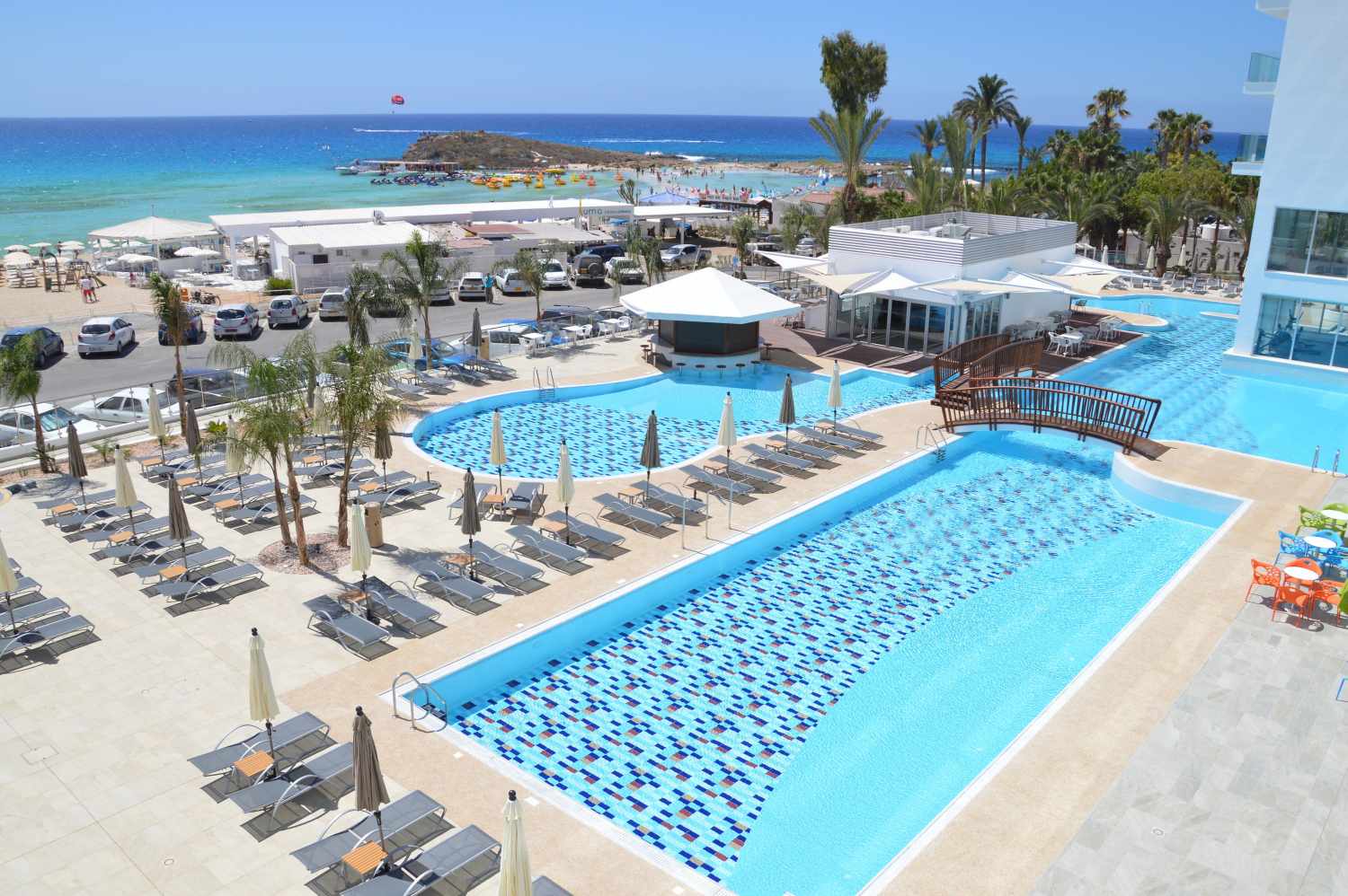 Vassos Nissi Plage Hotel – Zwembad met ligbedden, Ayia Napa