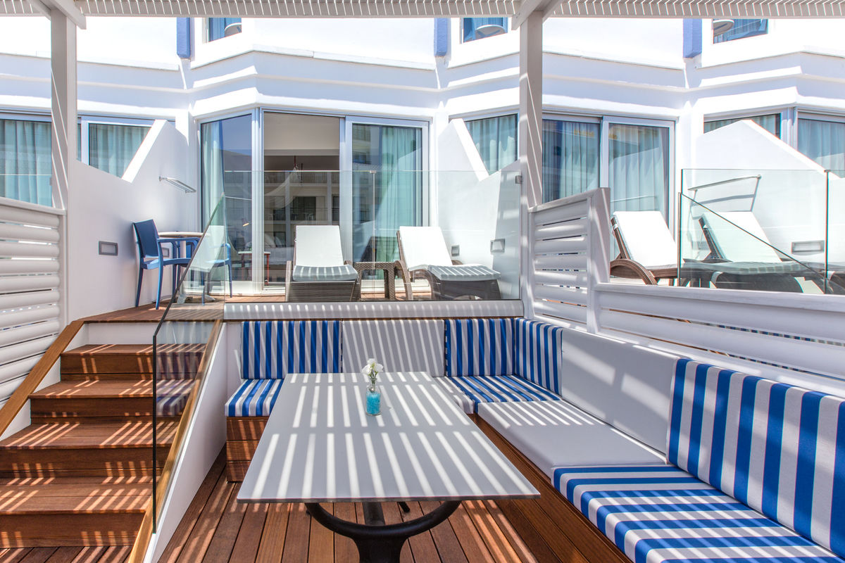Lordos Beach Hotel & Spa – Terras met blauwe banken, Larnaca
