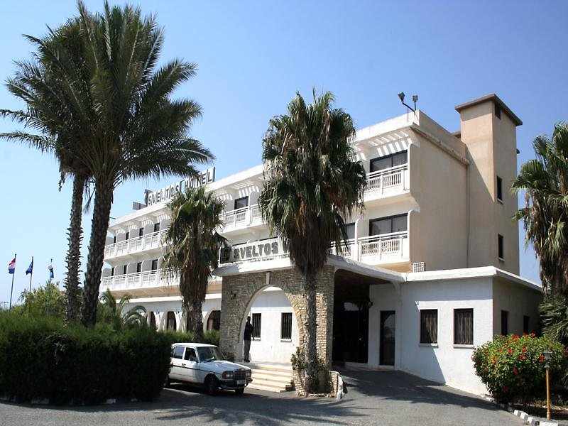 Sveltos Hotel – Hotelgevel met palm, Oroklini