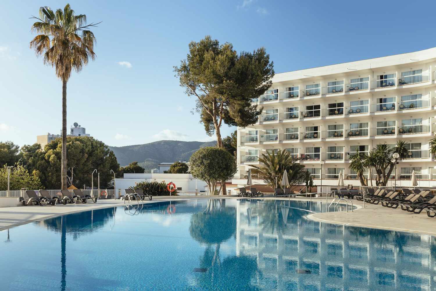 Hotel ILUNION Palmanova Mallorca – Zwembad met hotel, Palmanova