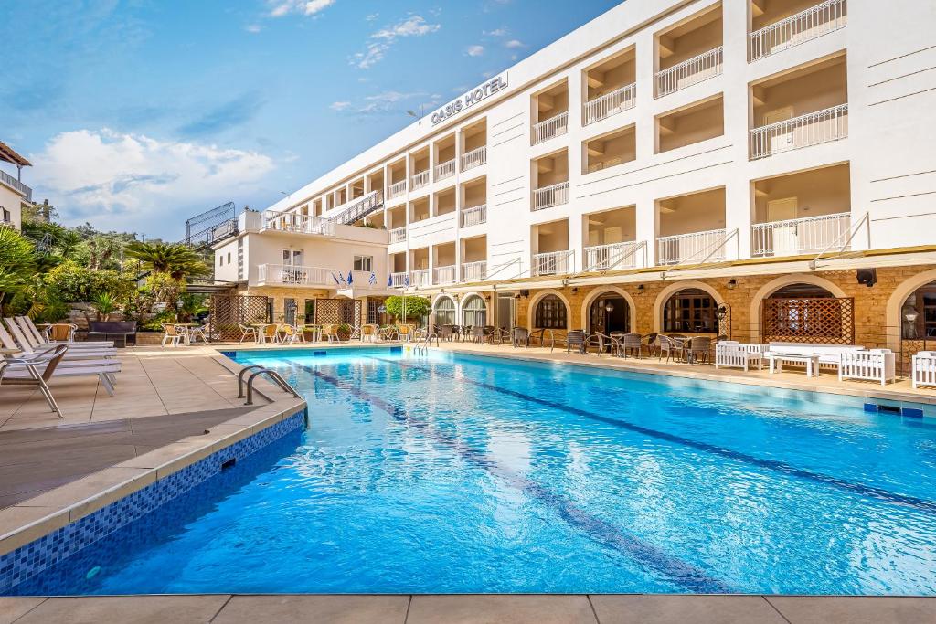 Oasis Hotel – Zwembad met hotel, Perama