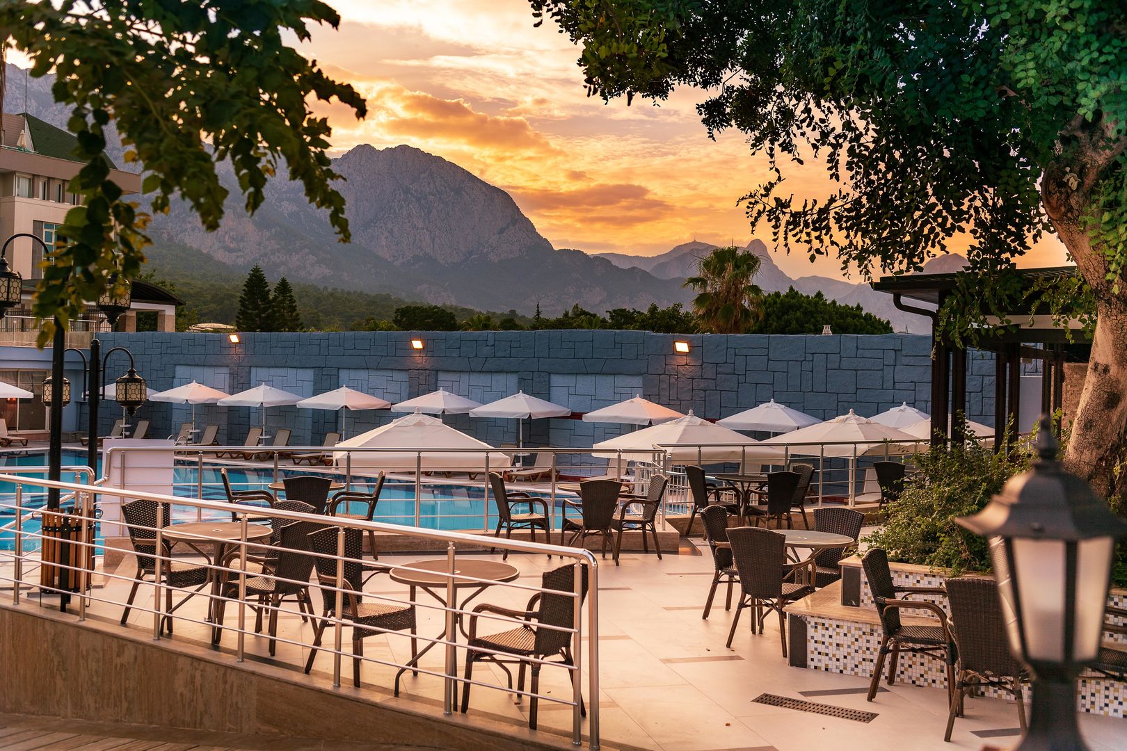 Sealife Kemer Resort Hotel – Terras bij zonsondergang, Kemer