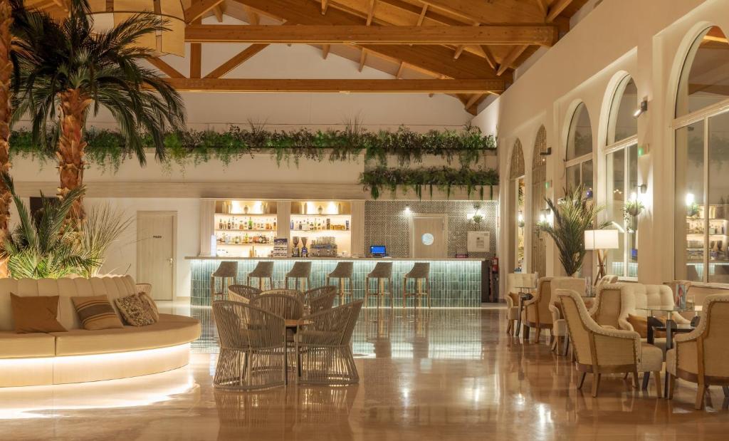 Aparthotel ILUNION Sancti Petri – Lobbybar, Novo Sancti Petri