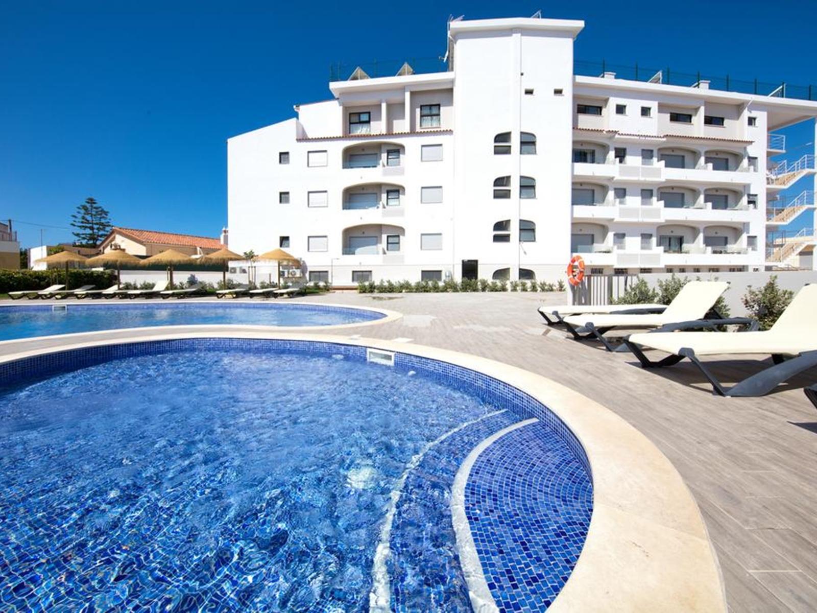 Água Hotels Alvor Jardim – Zwembad bij witte gevel, Alvor
