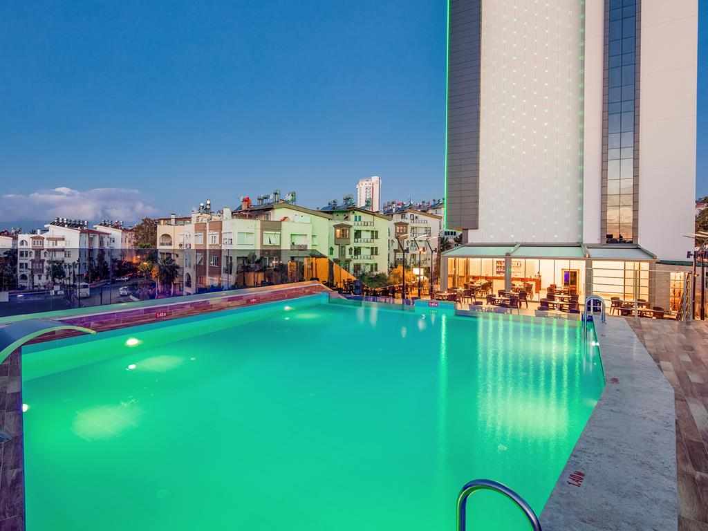 Holiday Inn Antalya - Lara – Dakzwembad in de avond, Antalya