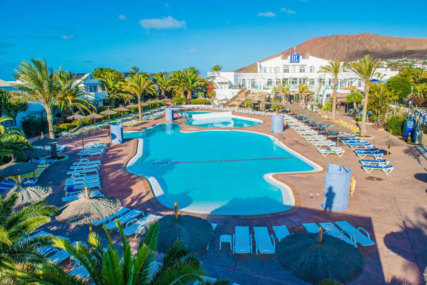 HL Paradise Island Hotel – Zwembad met palmen, Playa Blanca