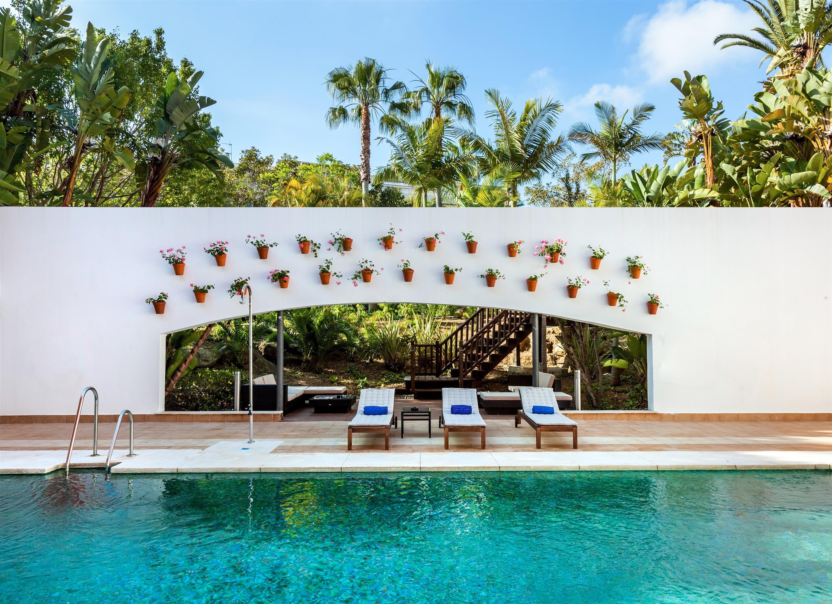 Barceló Marbella – Zwembad met witte muur, Marbella