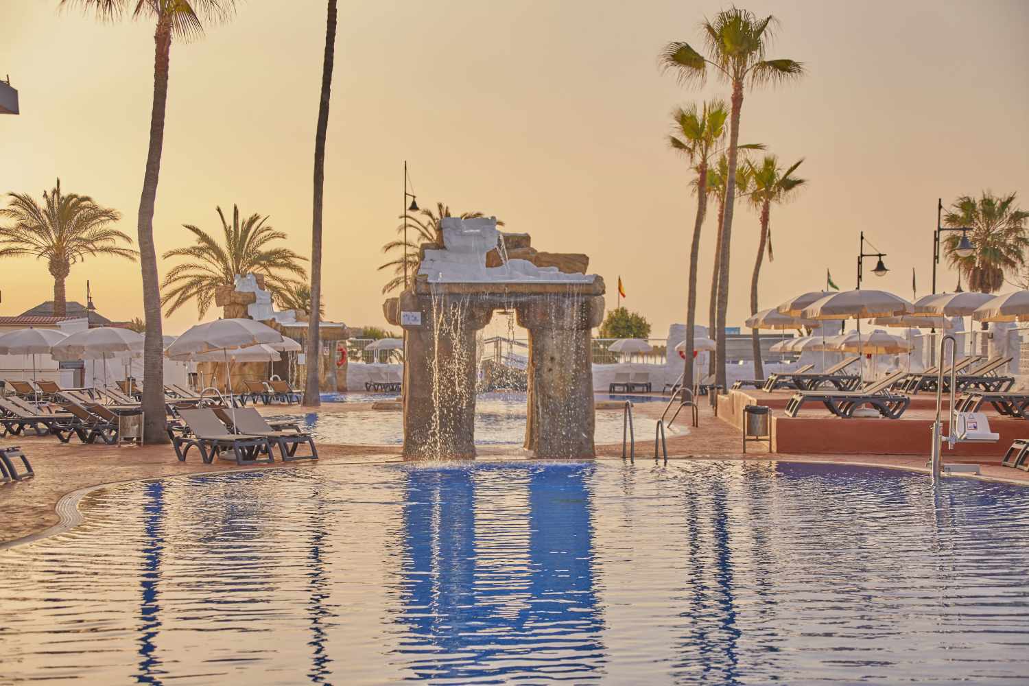 Ibersol Torremolinos Beach – Zwembad bij zonsondergang, Torremolinos