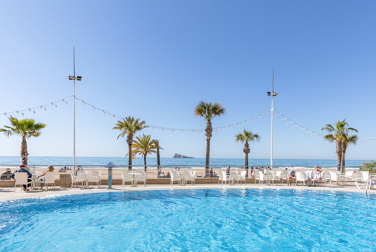 Cimbel – Zwembad met palmen, Benidorm