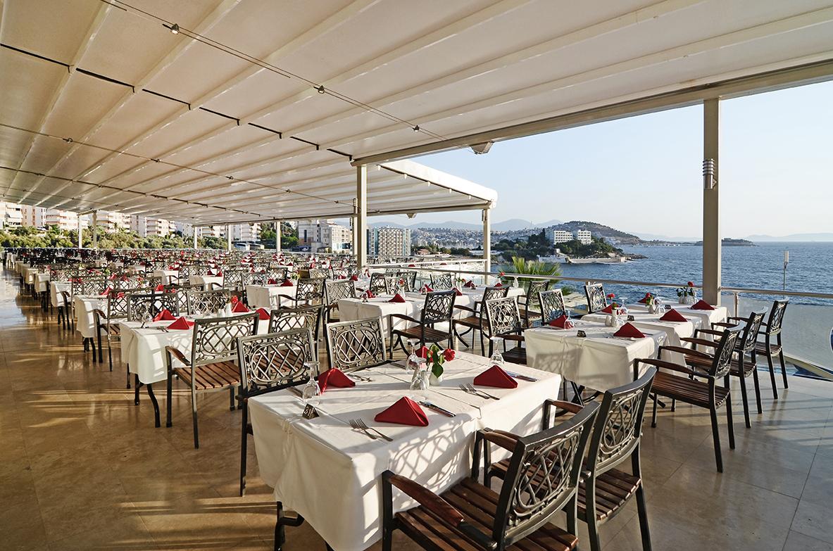 Korumar Hotel De Luxe – Terras restaurant, Kusadasi