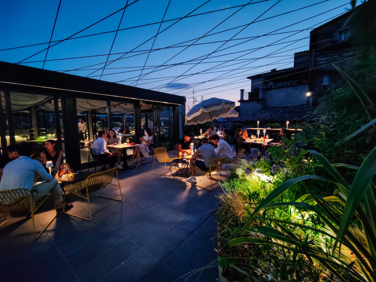 Priori Secret Garden – Terras bij avond, Perugia