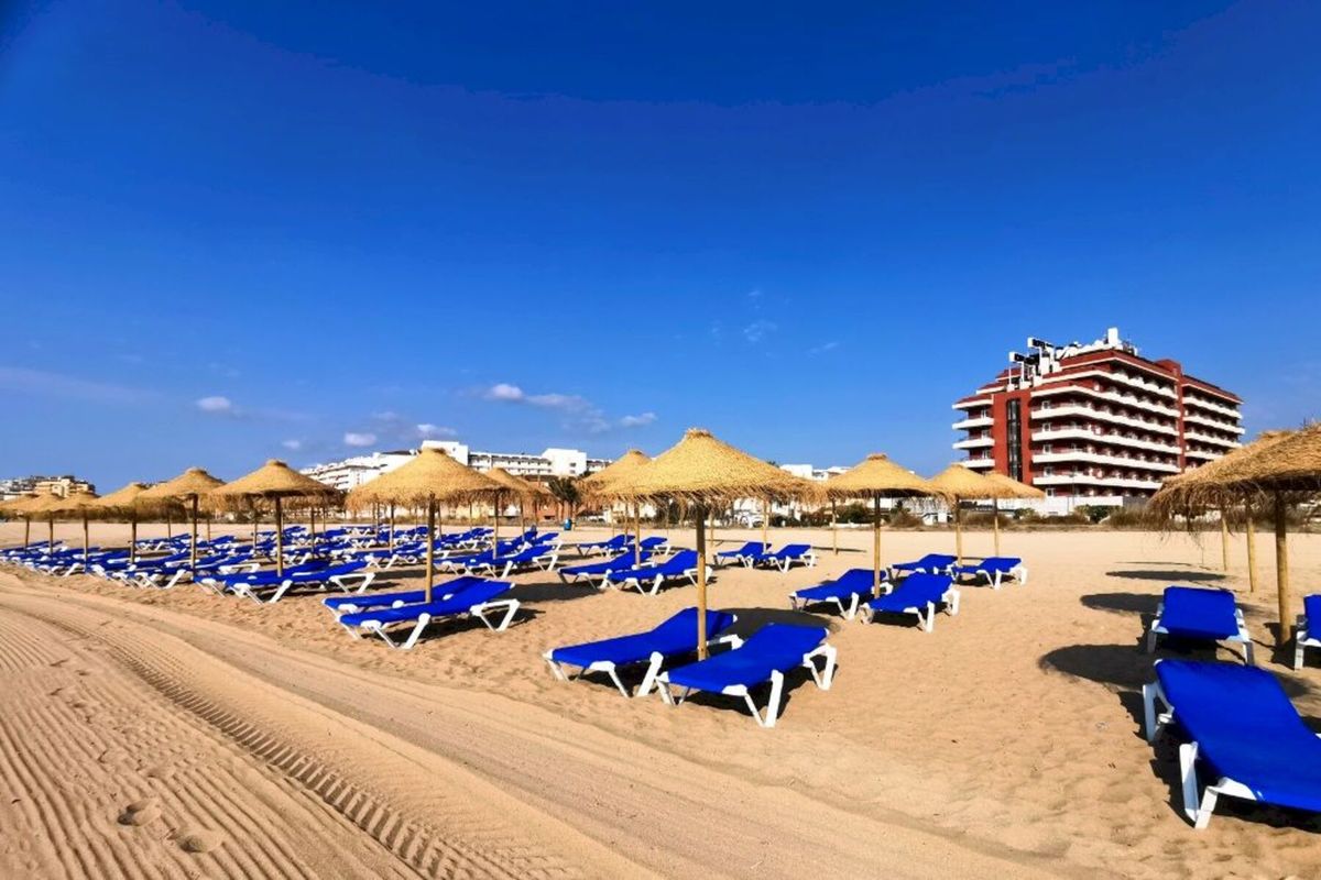 Aparthotel & Spa Acualandia – Strand met ligbedden, Peñiscola