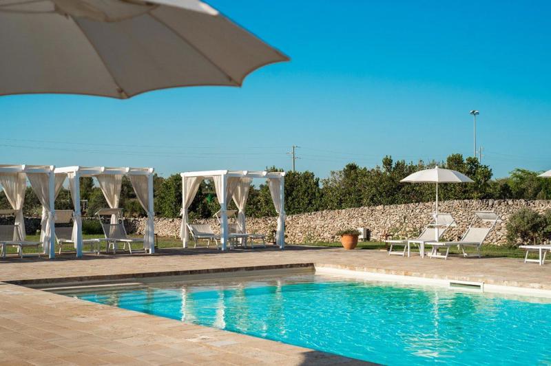 Relais Masseria Le Cesine – Zwembad met cabanas, Vernole