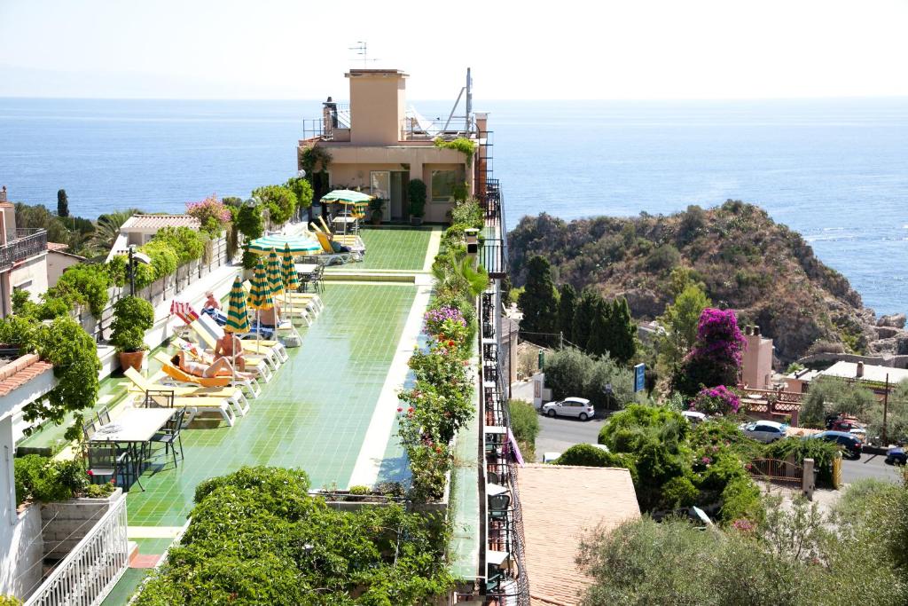 Hotel Ipanema – Dakterras met ligbedden, Taormina