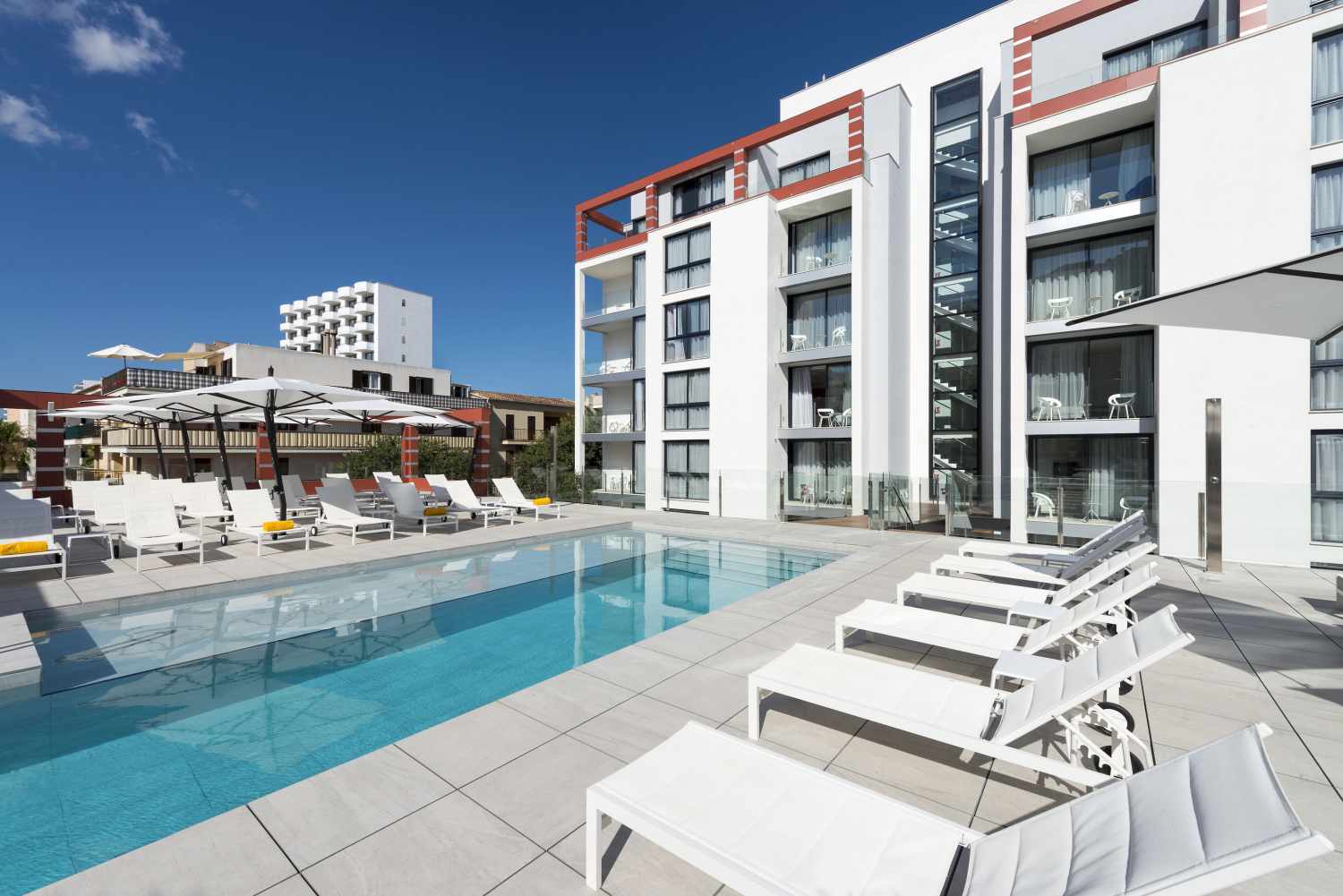 Kyrat Amarac Suites – Zwembad met ligbedden, Cala Millor