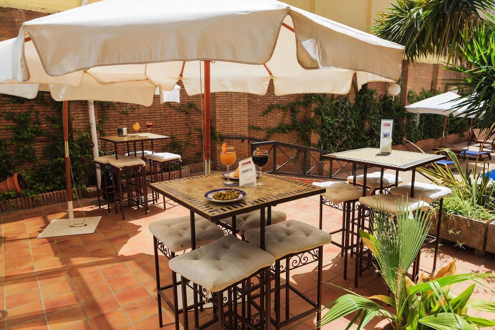 Hotel Bellavista Sevilla – Terras met parasols, Sevilla