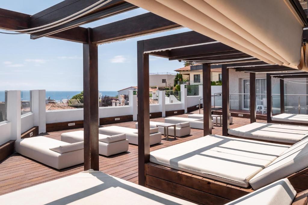 ALEGRIA Sun Village – Dakterras met loungebedden, Lloret de Mar