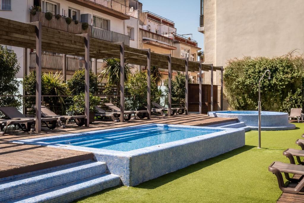 ALEGRIA Plaza Paris & Spa – Zwembad met ligbedden, Lloret de Mar