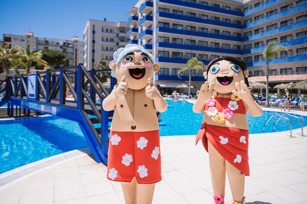 Hotel Tahití Playa – Mascottes bij zwembad, Santa Susanna