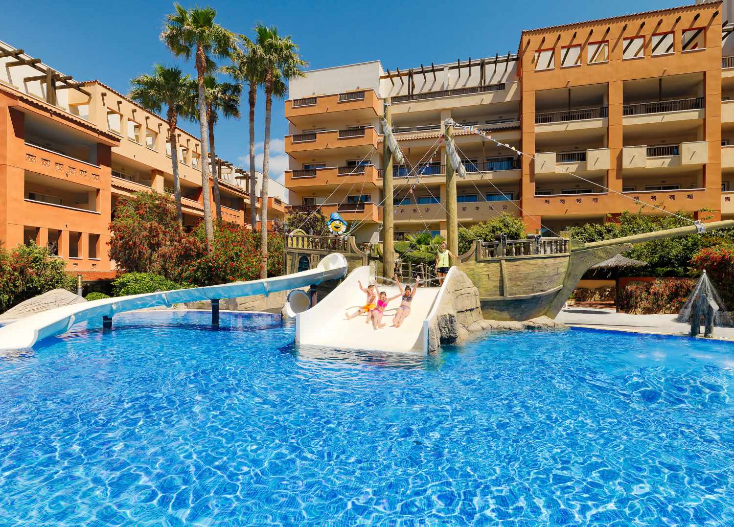 H10 Mediterranean Village – Piratenschip in zwembad, Salou