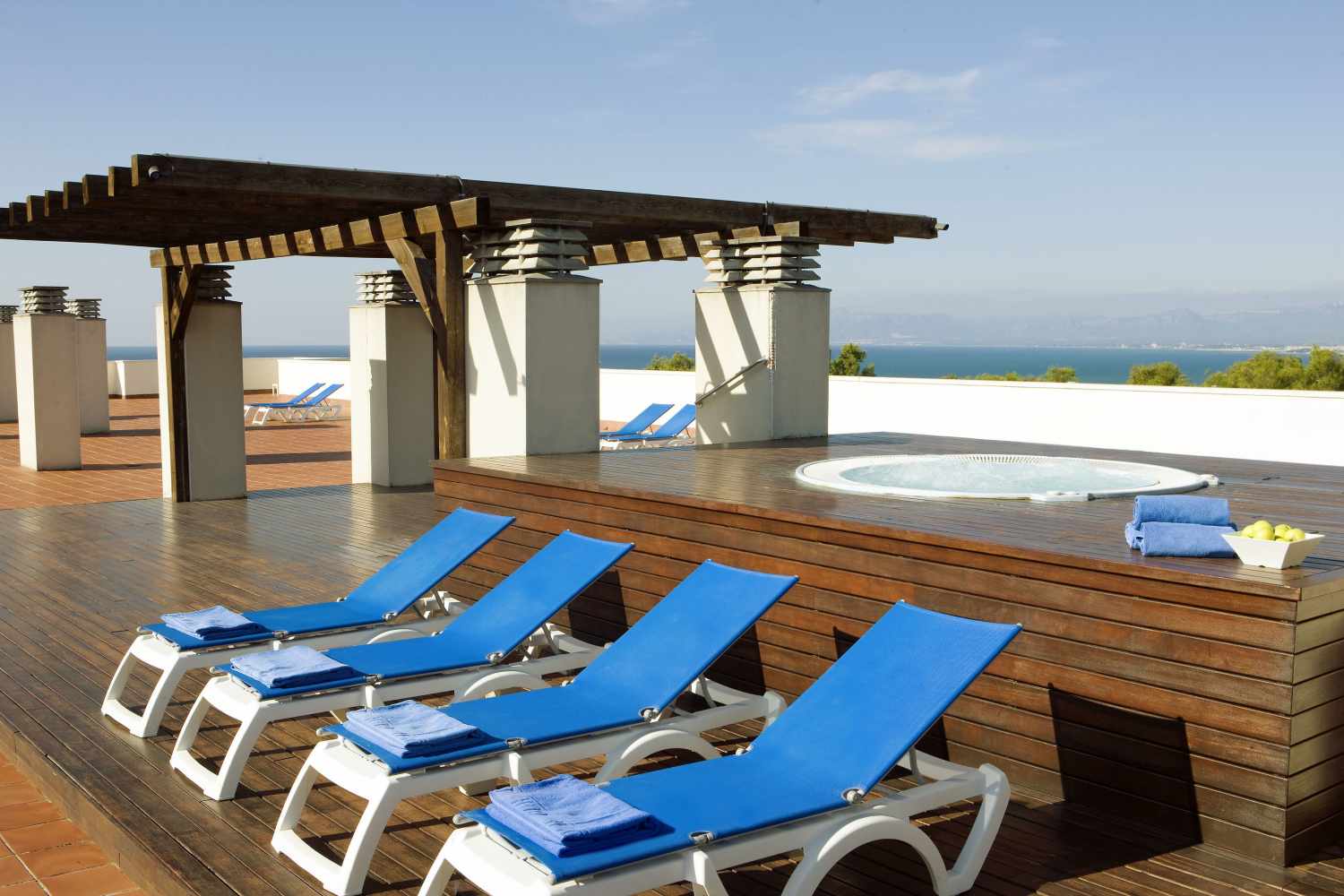 H10 Mediterranean Village – Dakterras met ligbedden, Salou