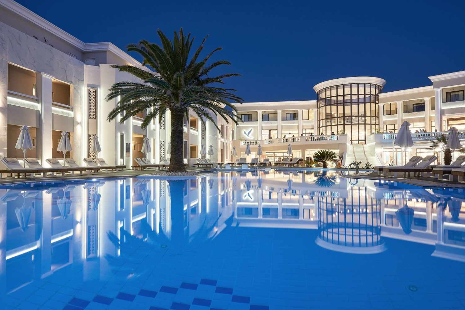 Mythos Palace Resort & Spa – Zwembad in de avond, Georgioupolis