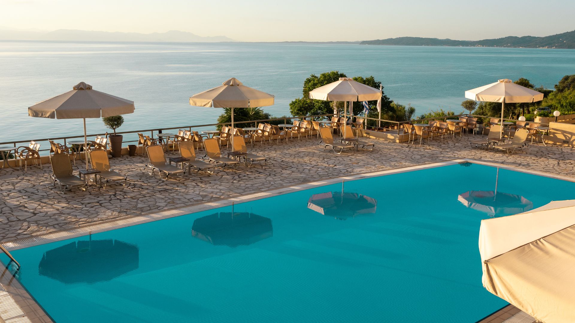 Canvas by Mitsis Belvedere – Terras met zee, Agios Ioannis Peristeron