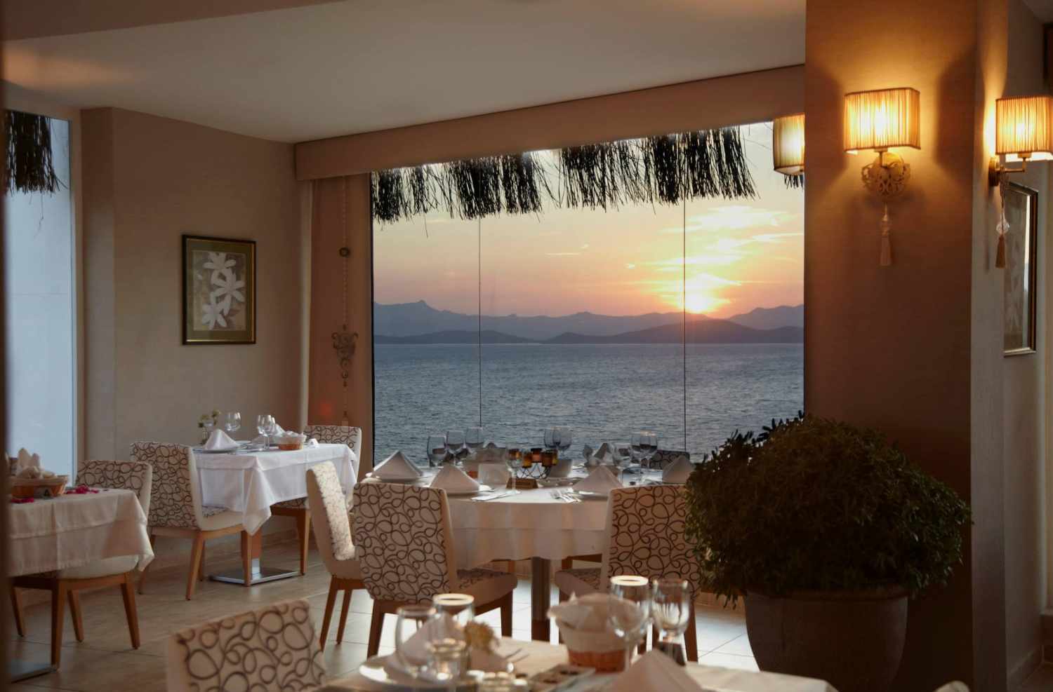 Bodrum Holiday Resort & Spa – Restaurant bij zonsondergang, Bodrum