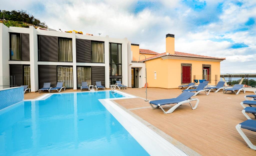 Hotel Solar do Bom Jesus – Zwembad met ligbedden, Santa Cruz