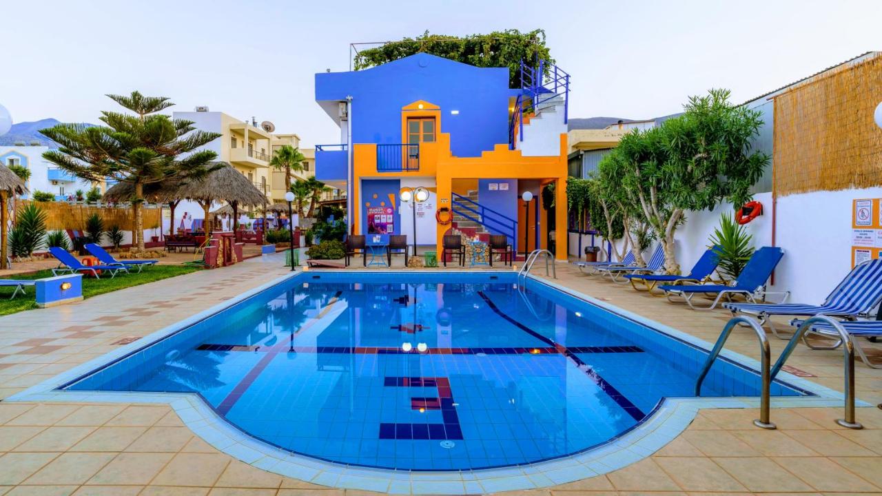Eltina Apartments – Zwembad met kleurrijk gebouw, Malia