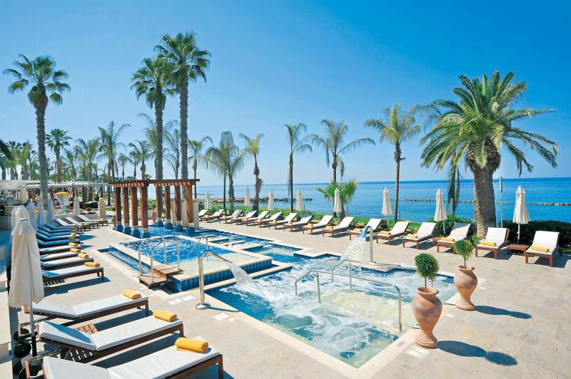 Alexander The Great Beach Hotel – Zwembad met ligbedden, Paphos
