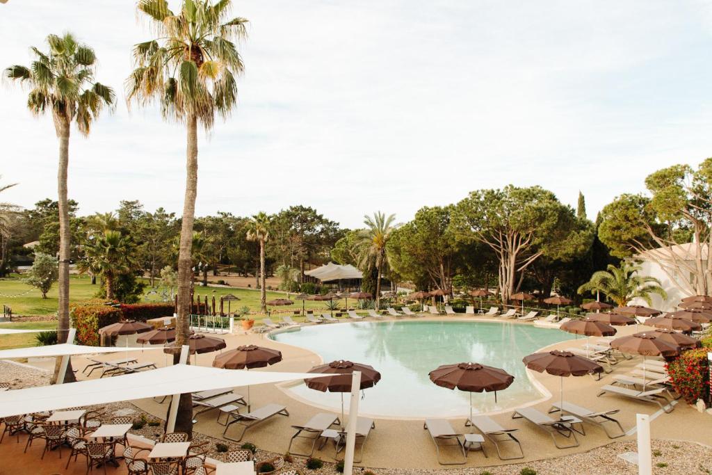 Vale d'El Rei Hotel & Villas – Zwembad met parasols, Lagoa