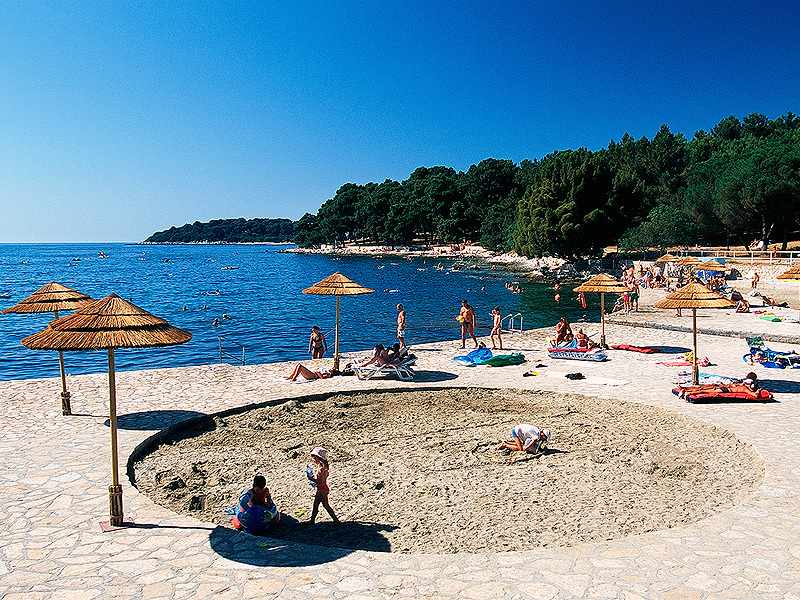 Valamar Diamant Hotel – Strand met parasols, Porec