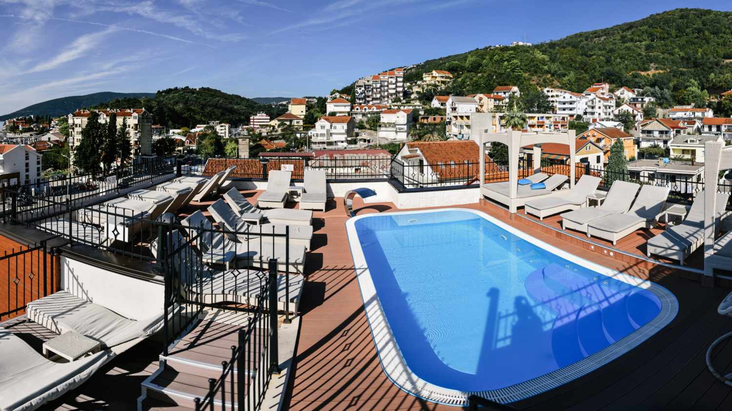 Wellness & Spa Hotel ACD – Dakzwembad met ligbedden, Meljine