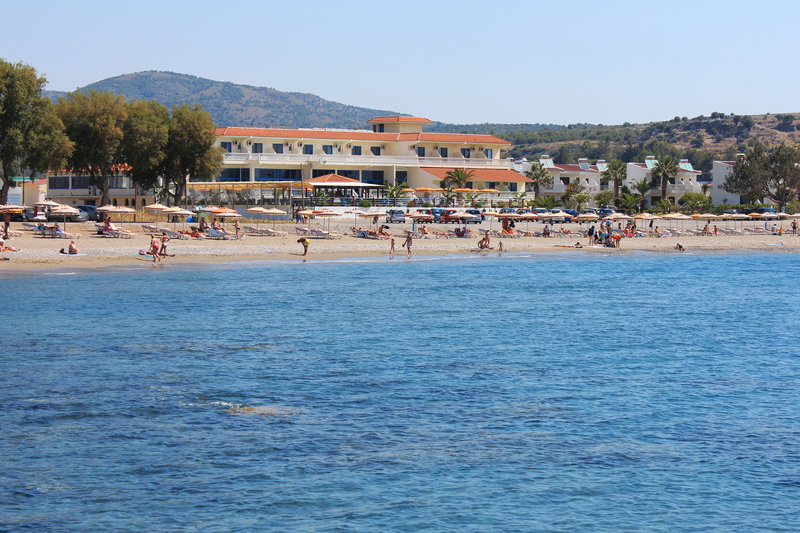 Kamari Plus Hotel – Strand met hotel, Lardos