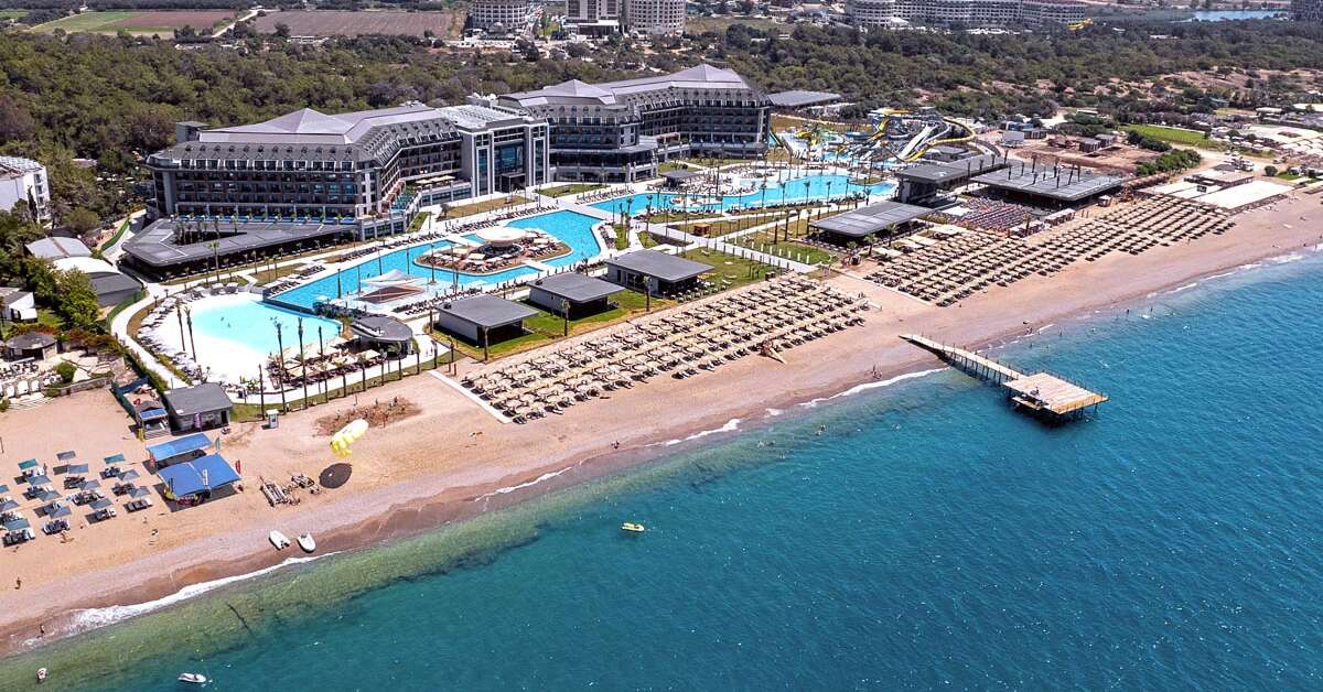 Lago Hotel cover