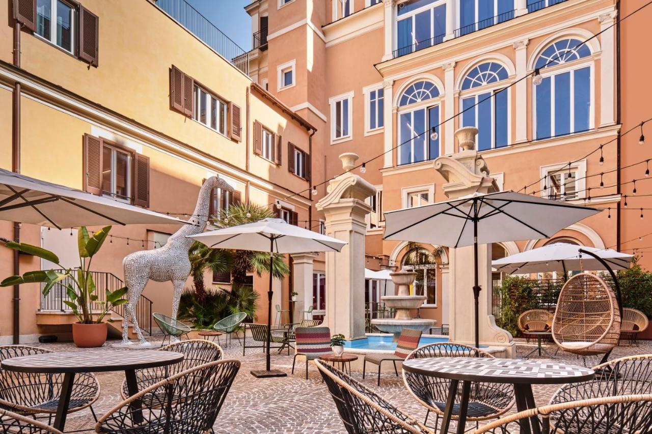 JO&JOE Roma – Binnenplaats met parasols, Rome
