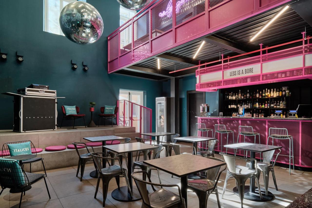 JO&JOE Roma – Bar met roze balkon, Rome
