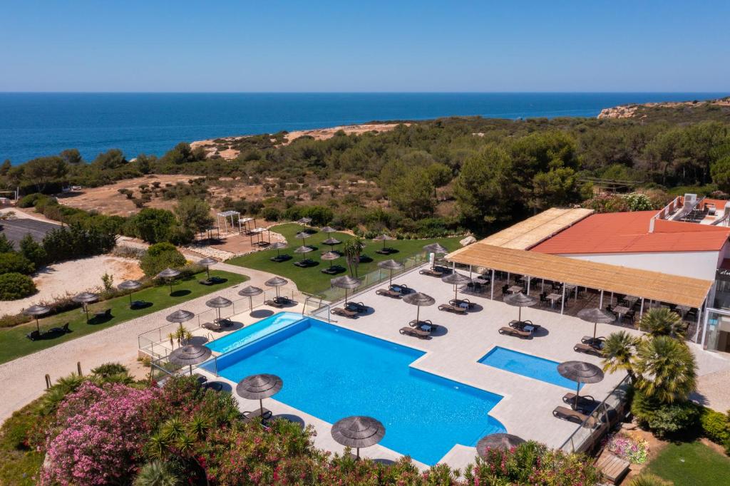 Vila Alba Resort – Zwembad met terras, Caramujeira