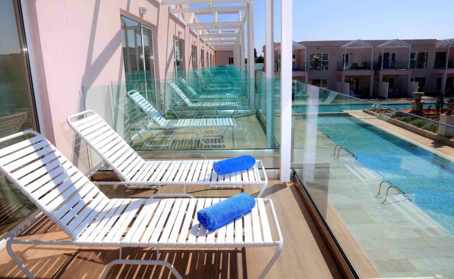 Sandy Villas Resort – Ligbedden aan zwembad, Agios Georgios