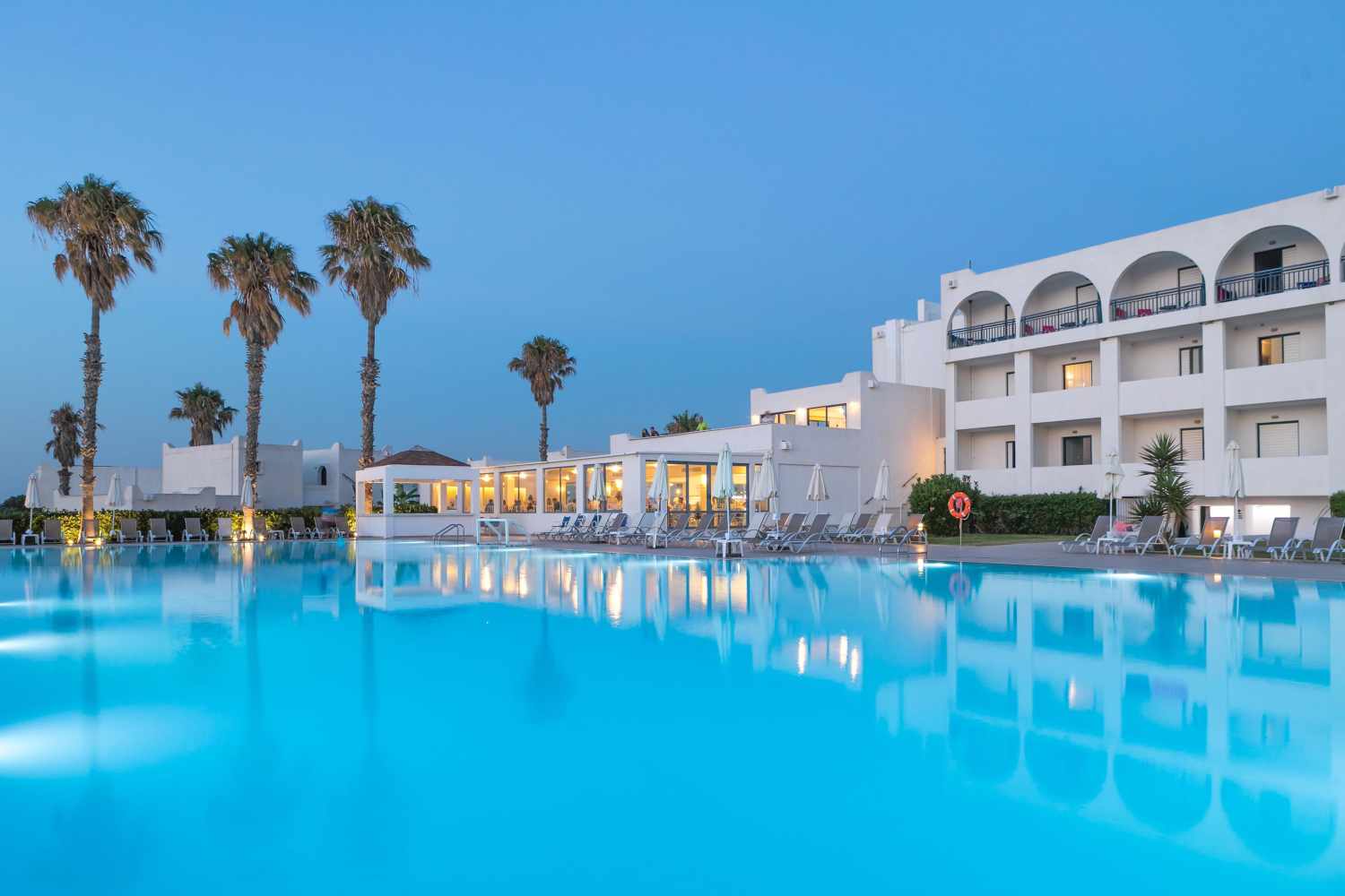 Aeolos Beach Hotel – Zwembad bij avond, Lambi