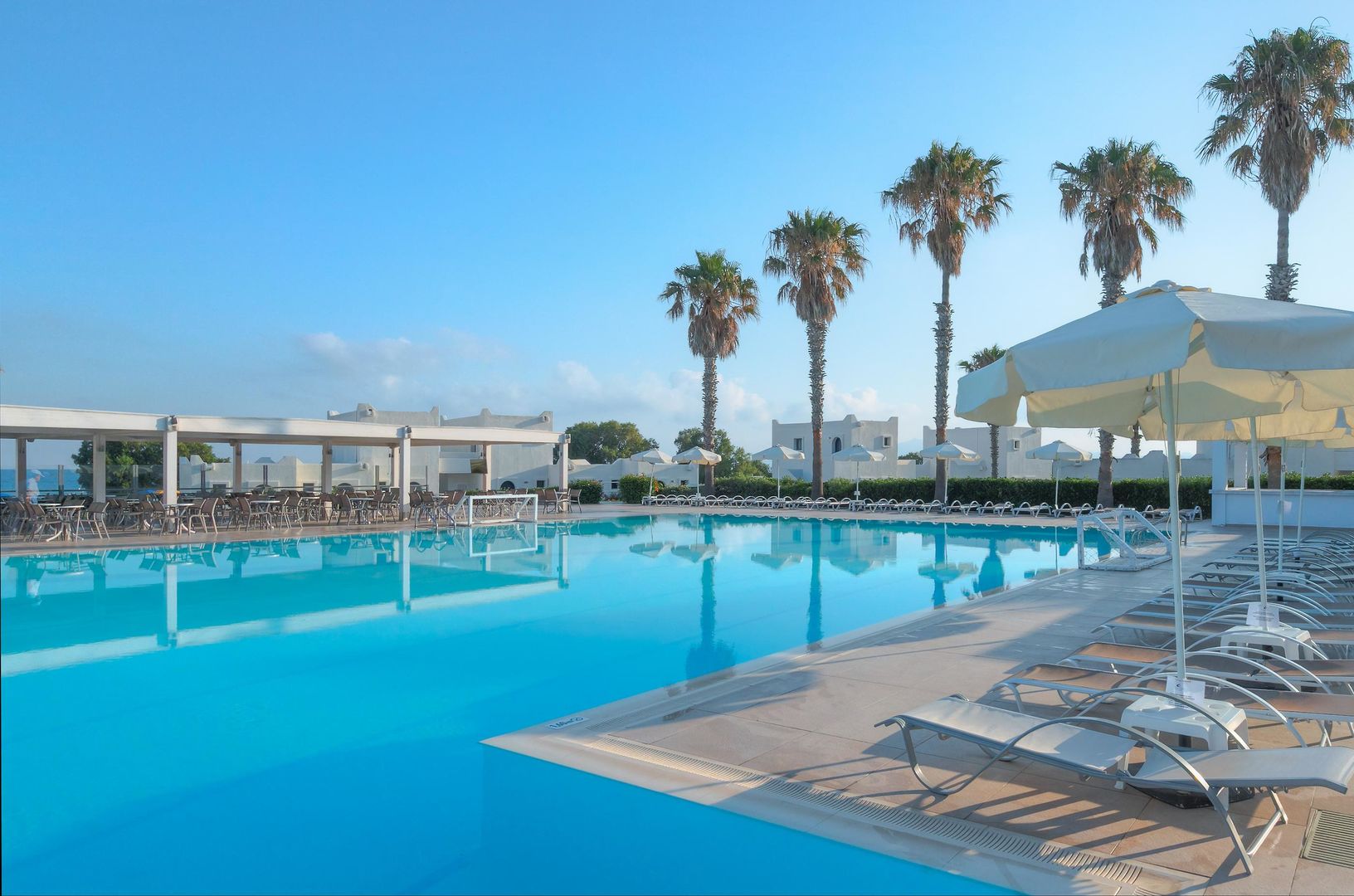 Aeolos Beach Hotel – Zwembad met palmen, Lambi