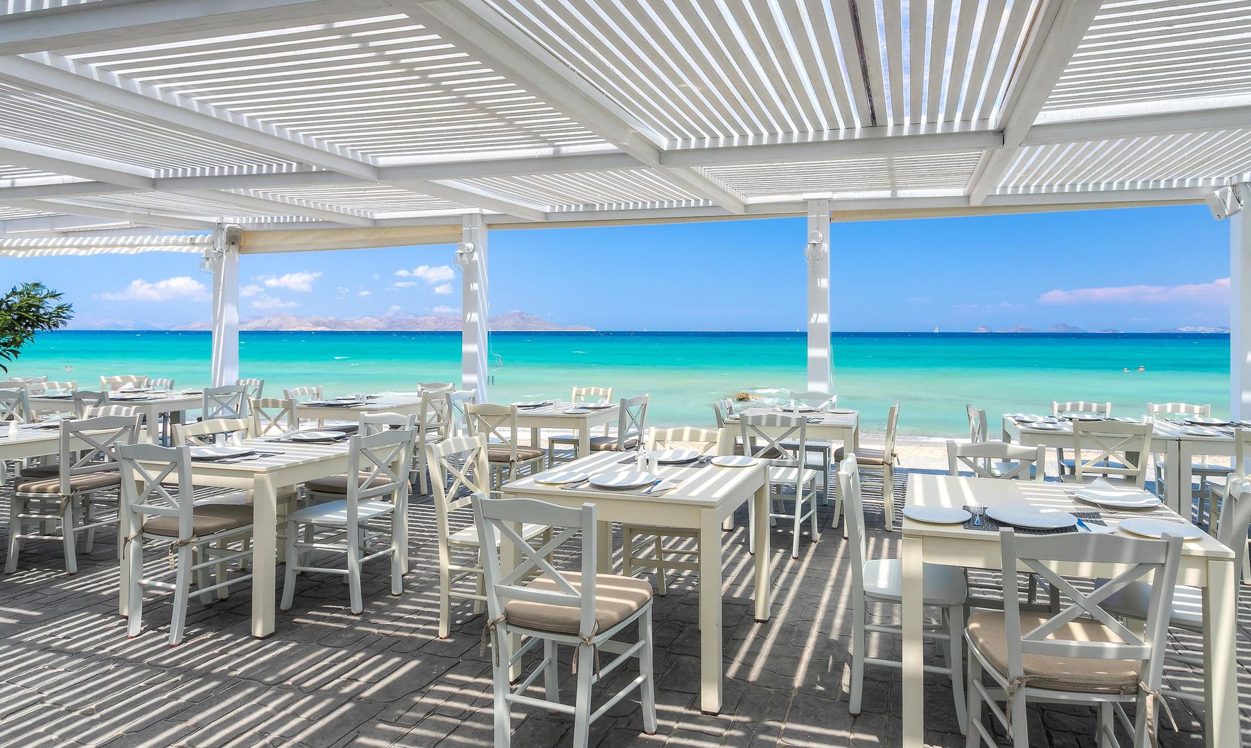 Aeolos Beach Hotel – Terras aan zee, Lambi