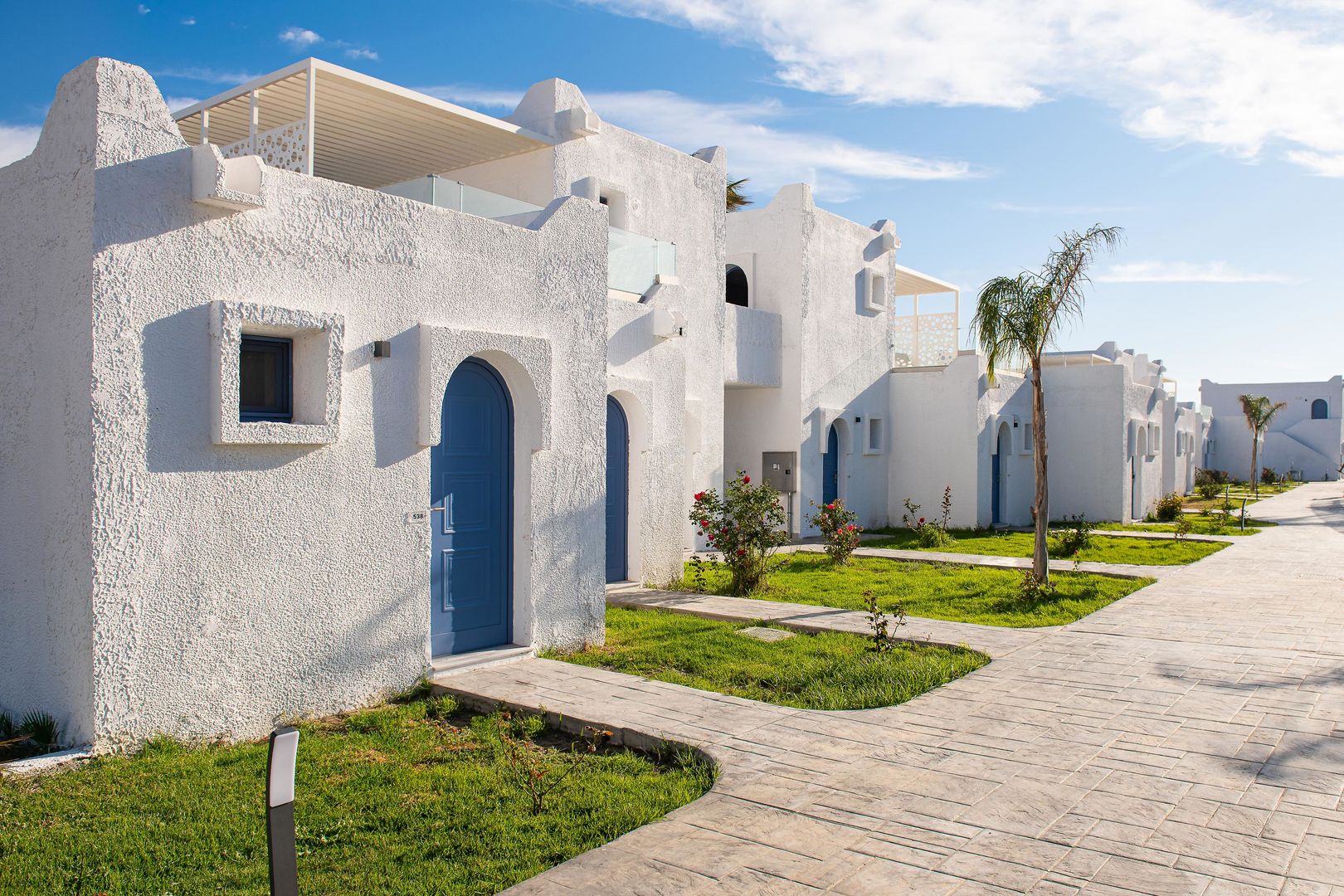 Aeolos Beach Hotel – Witte gebouwen met tuin, Lambi