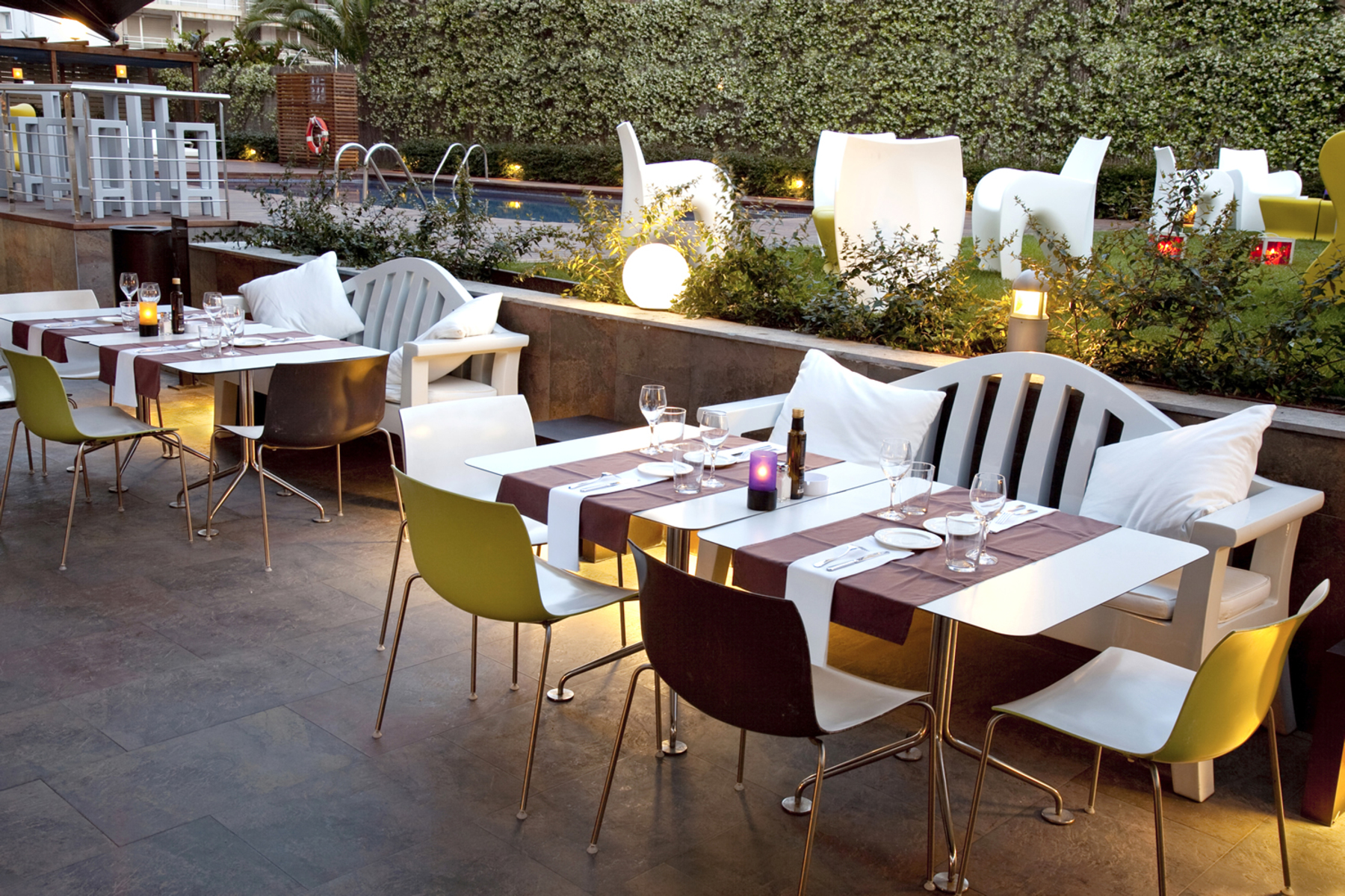 Magnolia – Terras met tafels, Salou