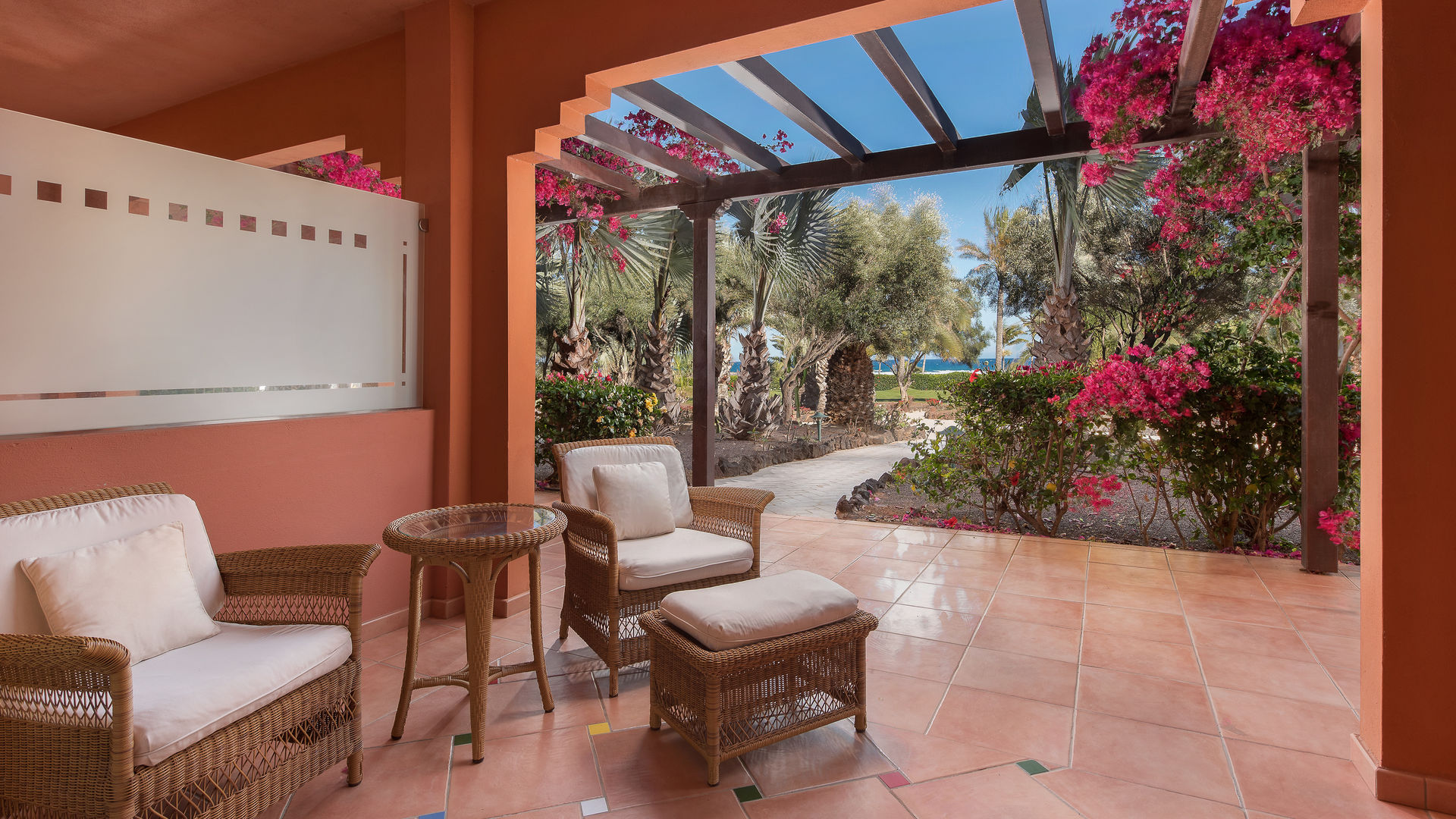 Sheraton Fuerteventura Beach, Golf & Spa Resort – Terras met bloemen, Caleta de Fuste