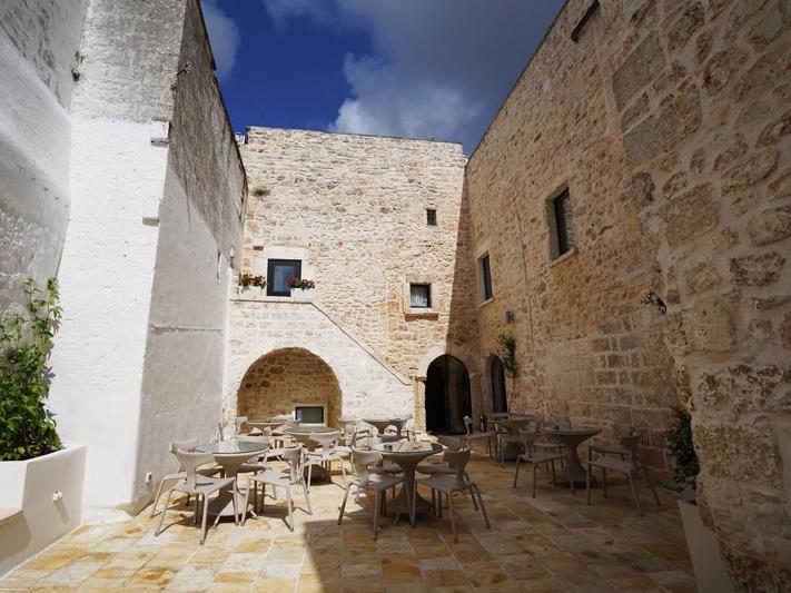 GH Dimora Sant'Anna – Terras in stenen binnenplaats, Carovigno