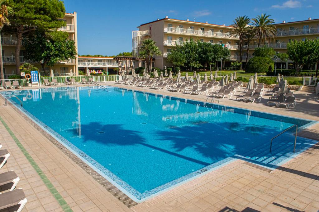 Club Hotel Aguamarina – Zwembad met ligbedden, Arenal d'en Castell